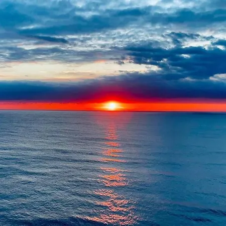 Lizandro Beach & Sunset Holiday home *